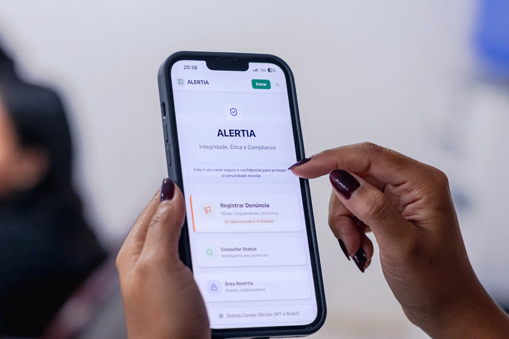 Mãos de uma pessoa seguram um celular que exibe o aplicativo 