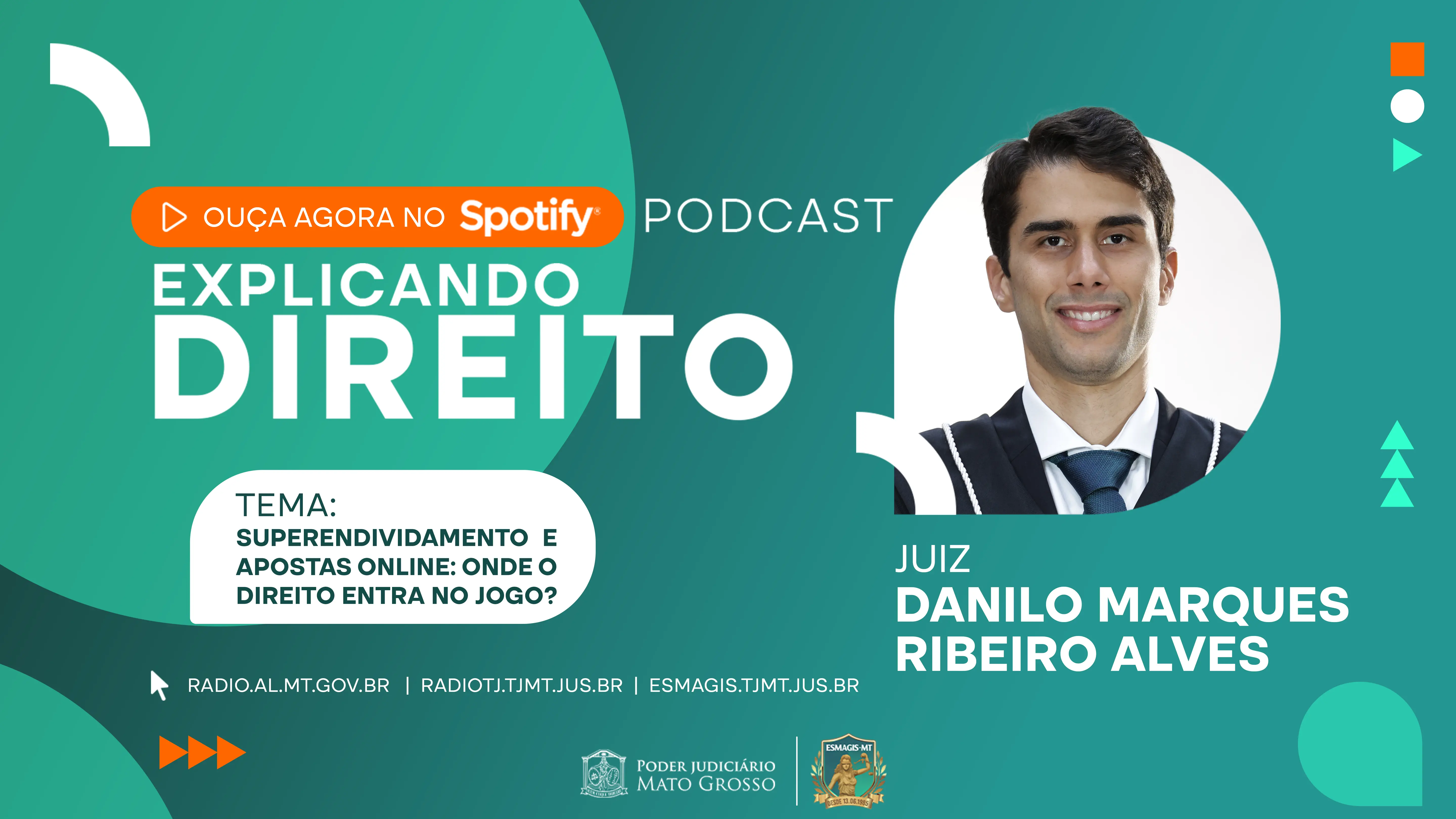 Arte com fundo verde traz a foto de um homem sorrindo, de cabelos curtos escuros, vestindo toga de juiz sobre camisa branca e gravata escura, identificado como