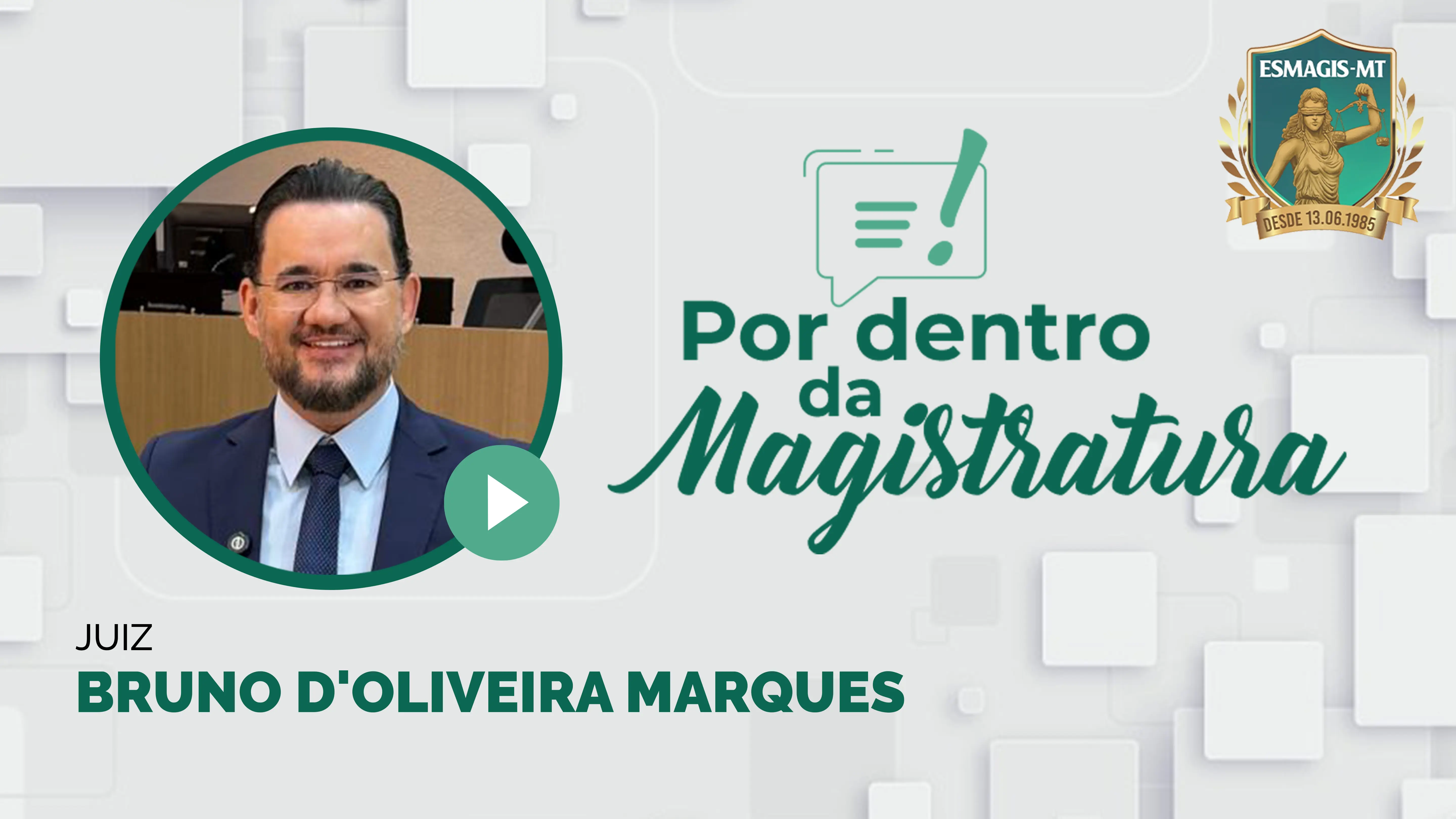 Imagem com fundo cinza claro texturizado por quadrados. À esquerda, foto do Juiz Bruno D’Oliveira Marques, sorrindo, de terno e gravata, com um ícone de